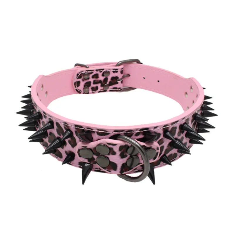 "Elegantes, verstellbares Hundehalsband mit auffälligen Goldnieten, ideal für große Hunde, robust und stilvoll."