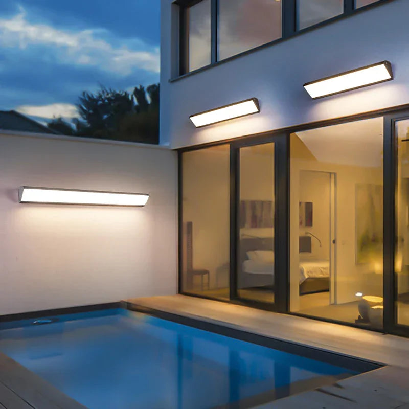 Energieeffiziente LED-Wandleuchte für Außen; modernes Design, wasserdicht, ideal für Terrassen und Eingang.