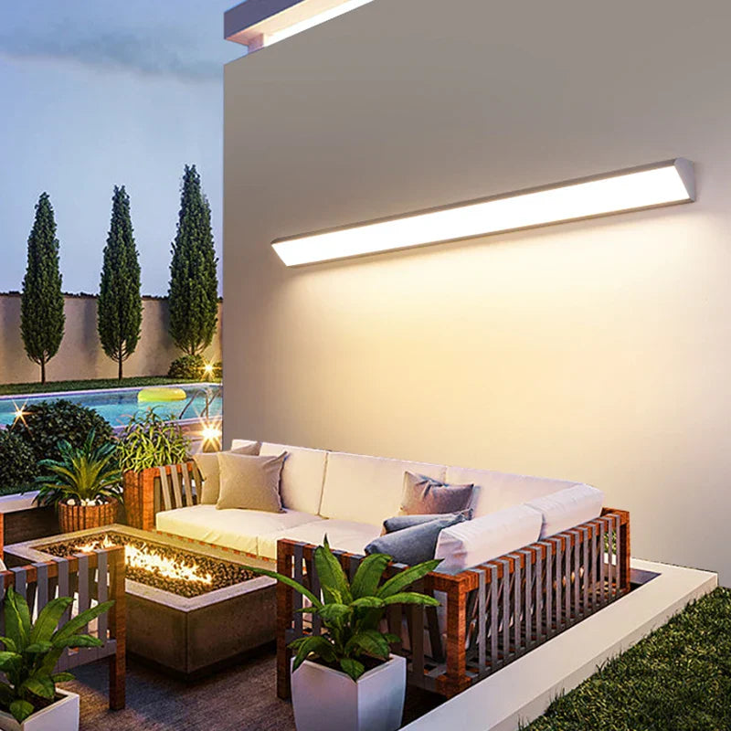 Energieeffiziente LED-Wandleuchte für Außen; modernes Design, wasserdicht, ideal für Terrassen und Eingang.