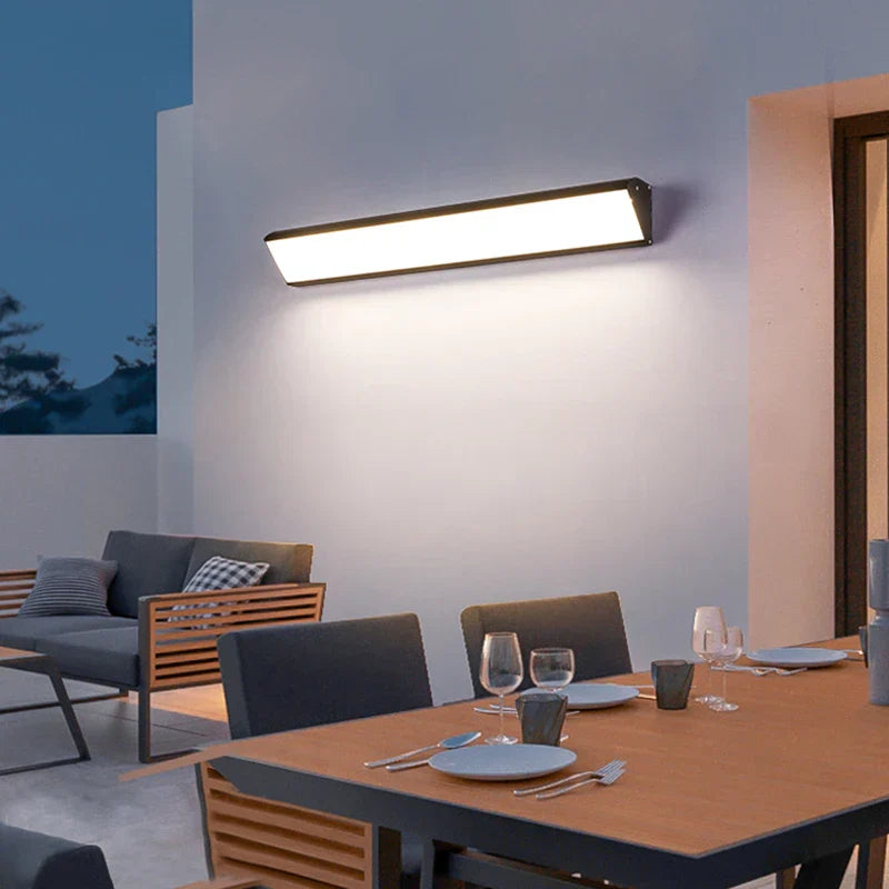 Energieeffiziente LED-Wandleuchte für Außen; modernes Design, wasserdicht, ideal für Terrassen und Eingang.