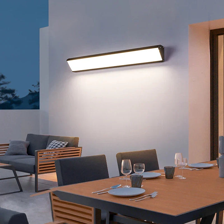 Energieeffiziente LED-Wandleuchte für Außen; modernes Design, wasserdicht, ideal für Terrassen und Eingang.