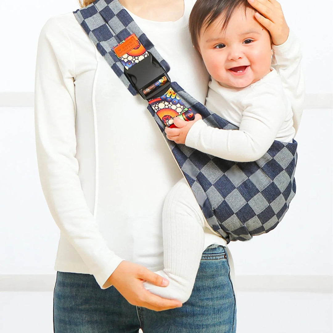 Ergonomische, anpassbare Babytrage mit verstellbaren Schnallen, in modernem Design für komfortables und sicheres Tragen.