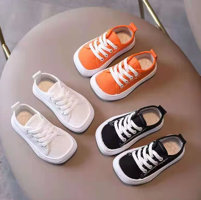 "Ergonomische Kinder-Barfuß-Sneaker, flexibel und atmungsaktiv, grau mit gelben Akzenten für aktiven Spielkomfort."