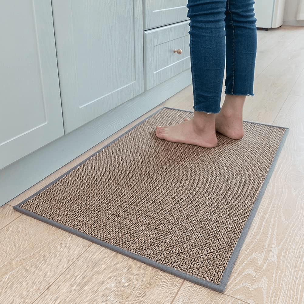 "Ergonomische Küchenmatte in Beige, gepolstert, rutschfest und pflegeleicht, für stilvollen Komfort beim Kochen."