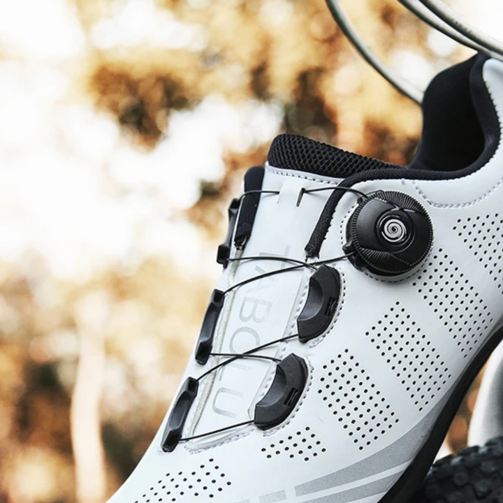 Ergonomische orthopädische Radschuhe, atmungsaktive Materialien, fördern ideale Fußhaltung, verfügbar in Rot, Schwarz, Weiß.