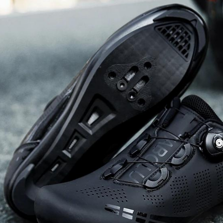 Ergonomische orthopädische Radschuhe, atmungsaktive Materialien, fördern ideale Fußhaltung, verfügbar in Rot, Schwarz, Weiß.
