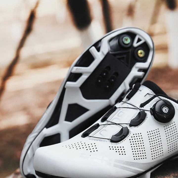 Ergonomische orthopädische Radschuhe, atmungsaktive Materialien, fördern ideale Fußhaltung, verfügbar in Rot, Schwarz, Weiß.