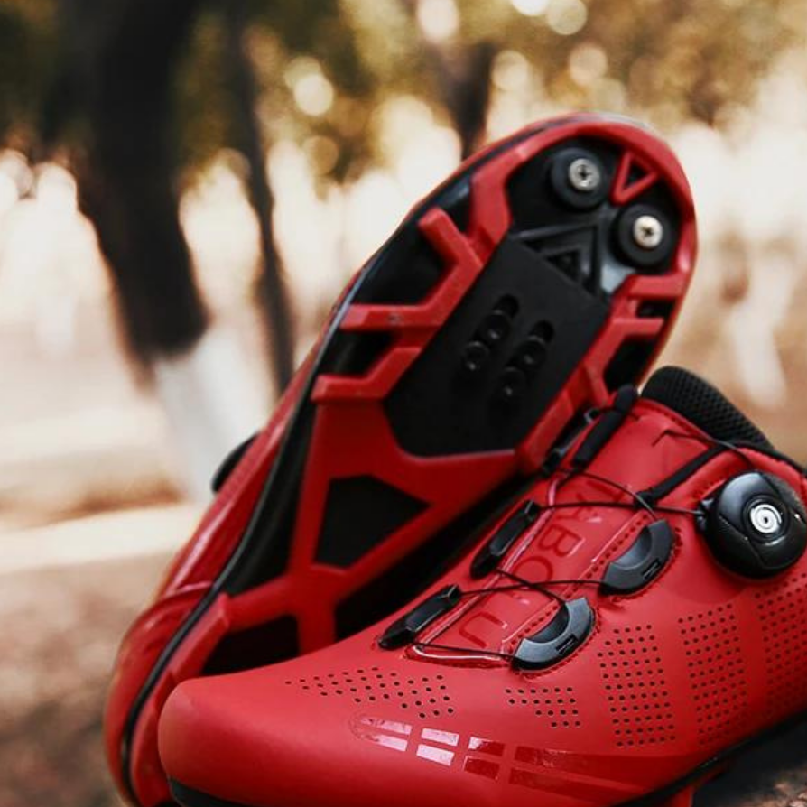 Ergonomische orthopädische Radschuhe, atmungsaktive Materialien, fördern ideale Fußhaltung, verfügbar in Rot, Schwarz, Weiß.
