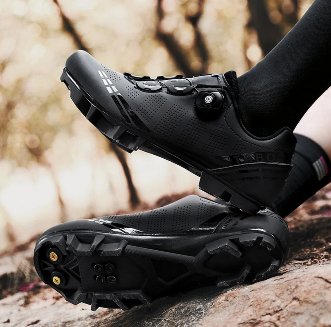 Ergonomische orthopädische Radschuhe, atmungsaktive Materialien, fördern ideale Fußhaltung, verfügbar in Rot, Schwarz, Weiß.