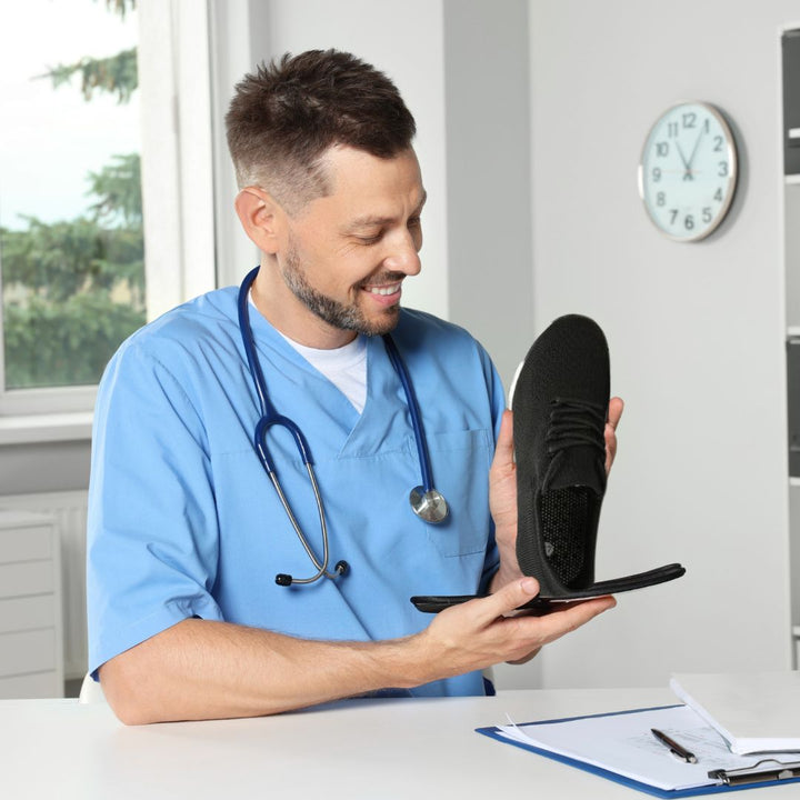 Ergonomische Orthowalk Schuhe in Schwarz-Weiß, bieten atmungsaktiven Komfort und Schmerzlinderung für Damen und Herren.