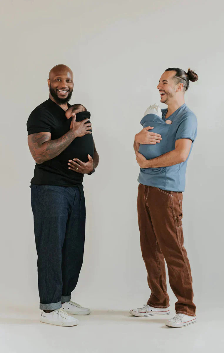 "Ergonomischer Baby T-Shirt Tragegurt in Grau mit weichem, atmungsaktivem Stoff für stilvolle Eltern und maximalen Komfort."