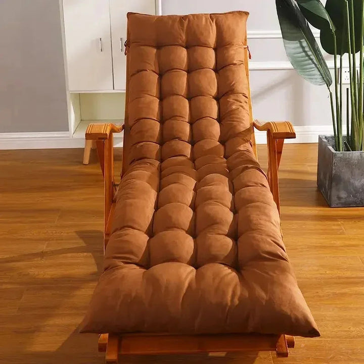 "Ergonomisches RelaxRite Schaukelstuhl-Kissen in Rot für Komfort und Stil in jeder Umgebung, passend für Innen und Außen."