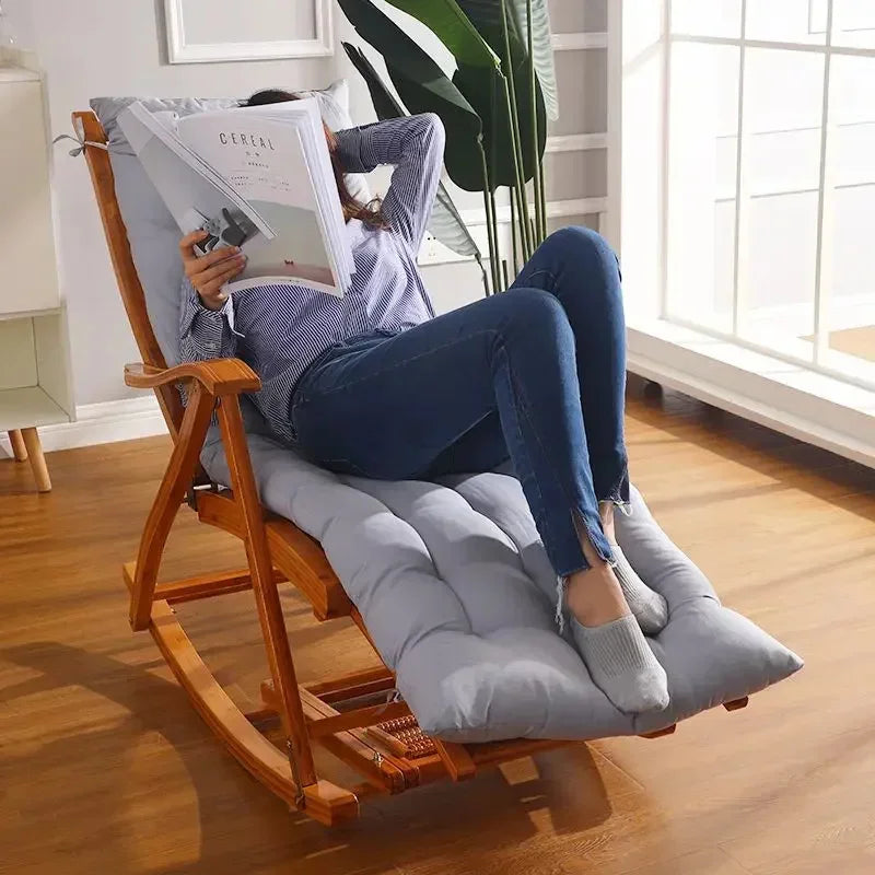 "Ergonomisches RelaxRite Schaukelstuhl-Kissen in Rot für Komfort und Stil in jeder Umgebung, passend für Innen und Außen."