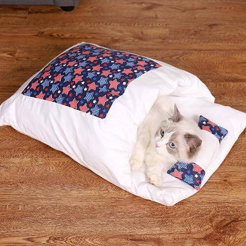 Sac de couchage pour chat en peluche pour des nuits douillettes
