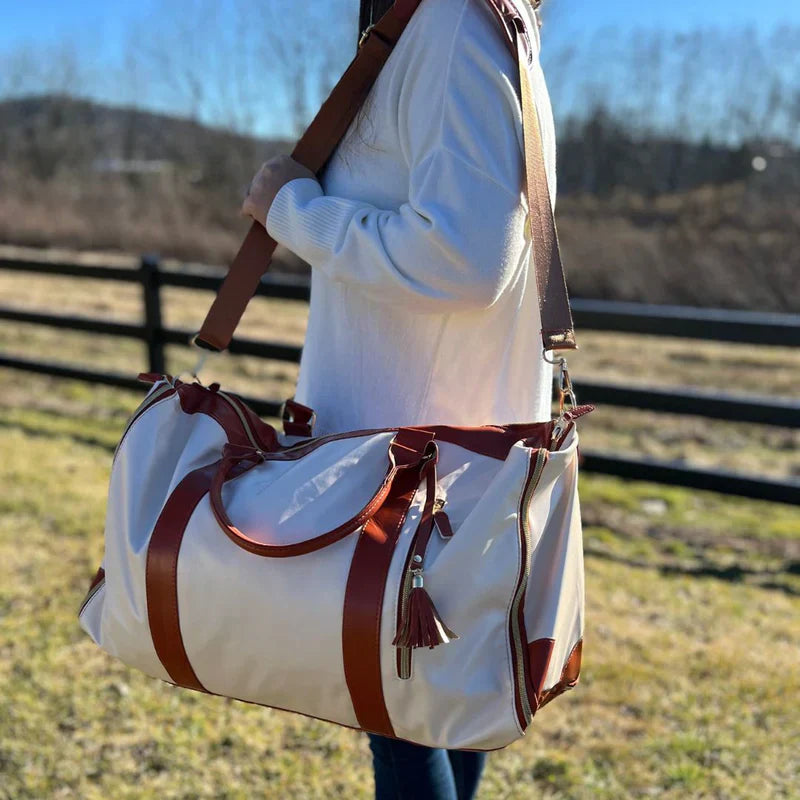 "Faltbare PU-Leder Reisetasche in Schwarz, luxuriöses Design, hält Kleidung knitterfrei, ideal für stilvolles Reisen."