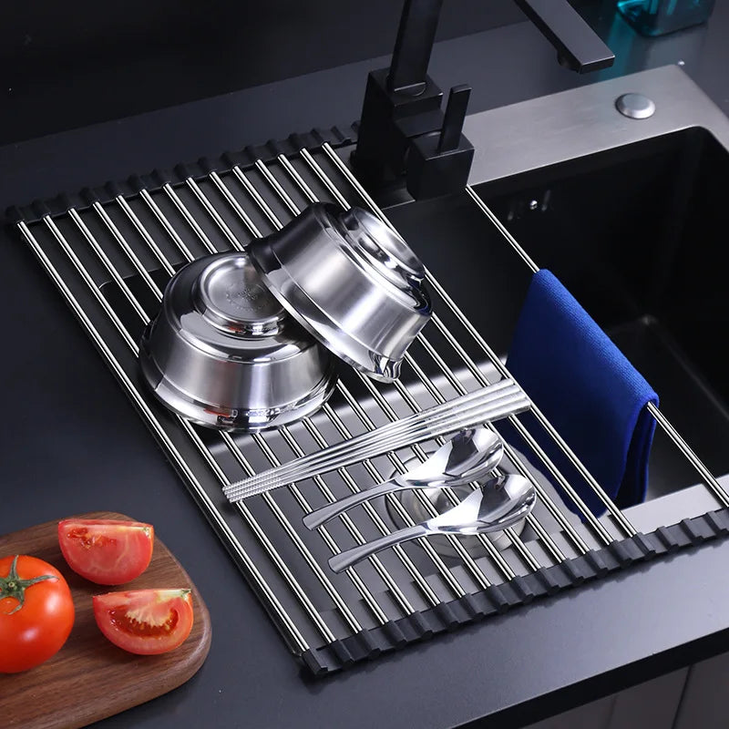 Faltbares Edelstahl-Abtropfgestell; modernes, platzsparendes Design; ideal für kompakte Küchen.