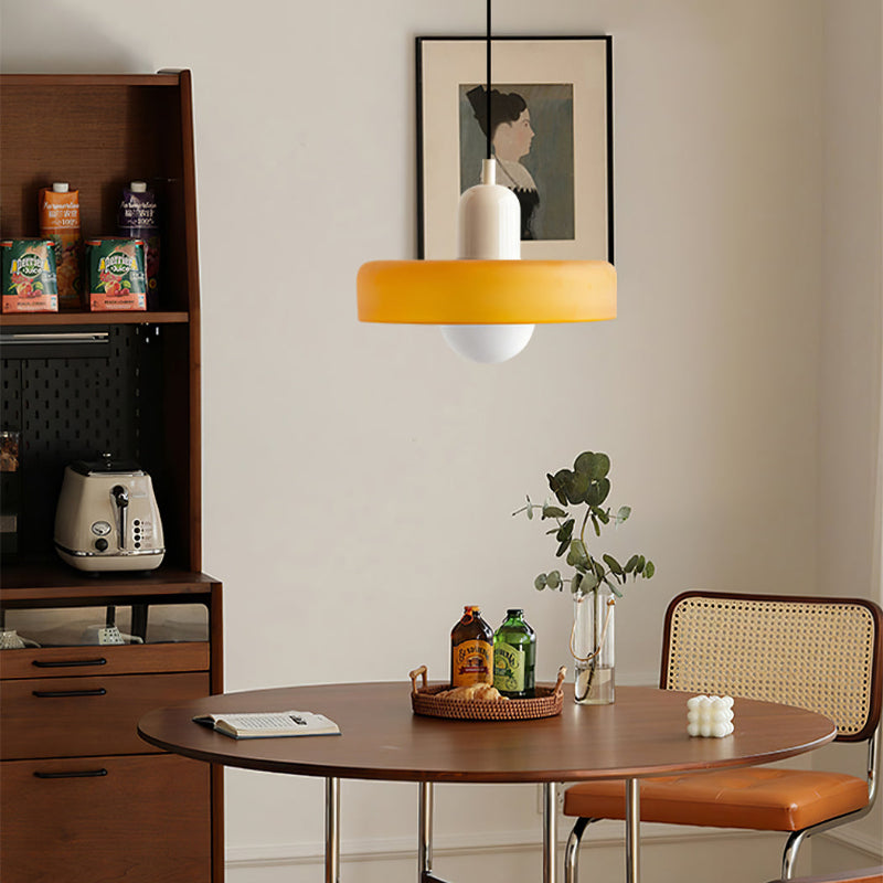 Farbenfrohe Glas-Pendelleuchte im Bauhausstil, handgefertigt, rund, mit lebhaften Farben Grün, Weiß, Gelb, Leuchtend Grün.