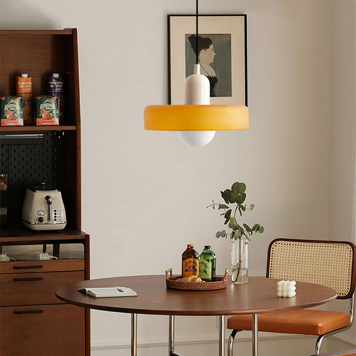 Farbenfrohe Glas-Pendelleuchte im Bauhausstil, handgefertigt, rund, mit lebhaften Farben Grün, Weiß, Gelb, Leuchtend Grün.
