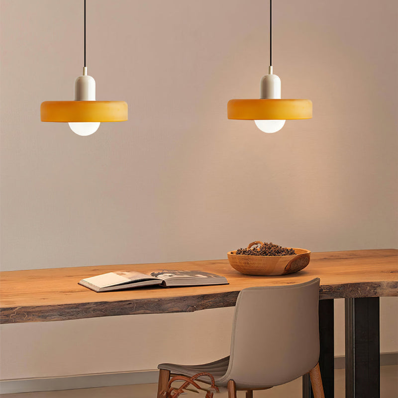 Farbenfrohe Glas-Pendelleuchte im Bauhausstil, handgefertigt, rund, mit lebhaften Farben Grün, Weiß, Gelb, Leuchtend Grün.