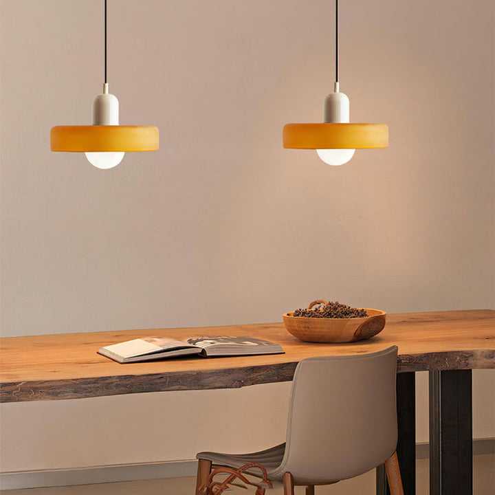 Farbenfrohe Glas-Pendelleuchte im Bauhausstil, handgefertigt, rund, mit lebhaften Farben Grün, Weiß, Gelb, Leuchtend Grün.