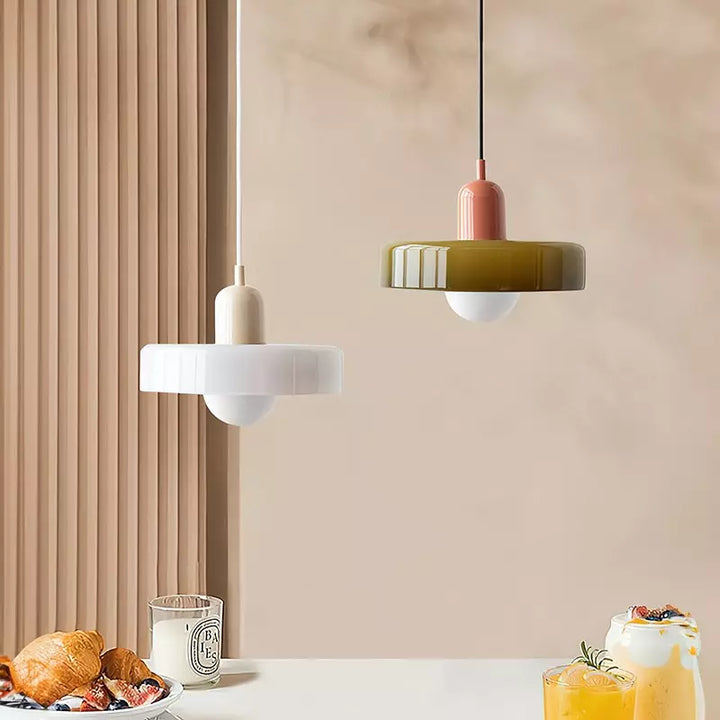 Farbenfrohe Glas-Pendelleuchte im Bauhausstil, handgefertigt, rund, mit lebhaften Farben Grün, Weiß, Gelb, Leuchtend Grün.