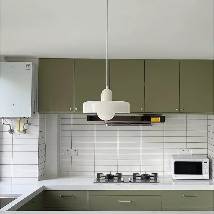 Farbenfrohe Glas-Pendelleuchte im Bauhausstil, handgefertigt, rund, mit lebhaften Farben Grün, Weiß, Gelb, Leuchtend Grün.