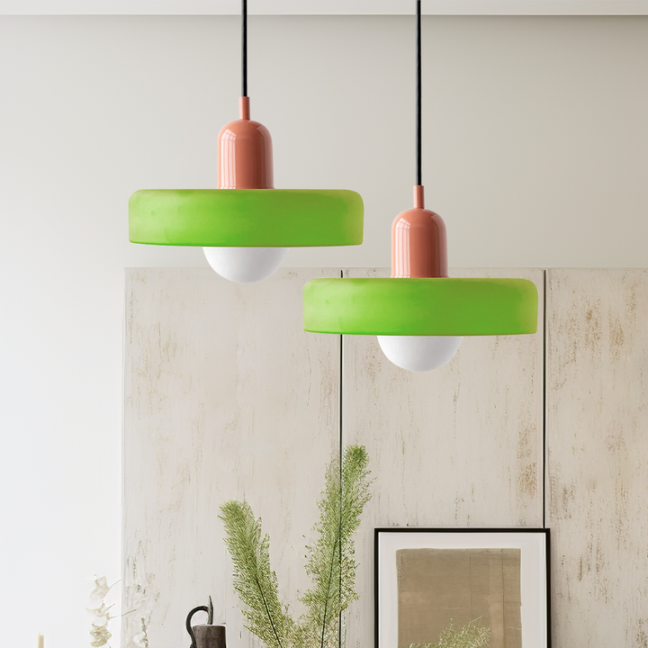 Farbenfrohe Glas-Pendelleuchte im Bauhausstil, handgefertigt, rund, mit lebhaften Farben Grün, Weiß, Gelb, Leuchtend Grün.