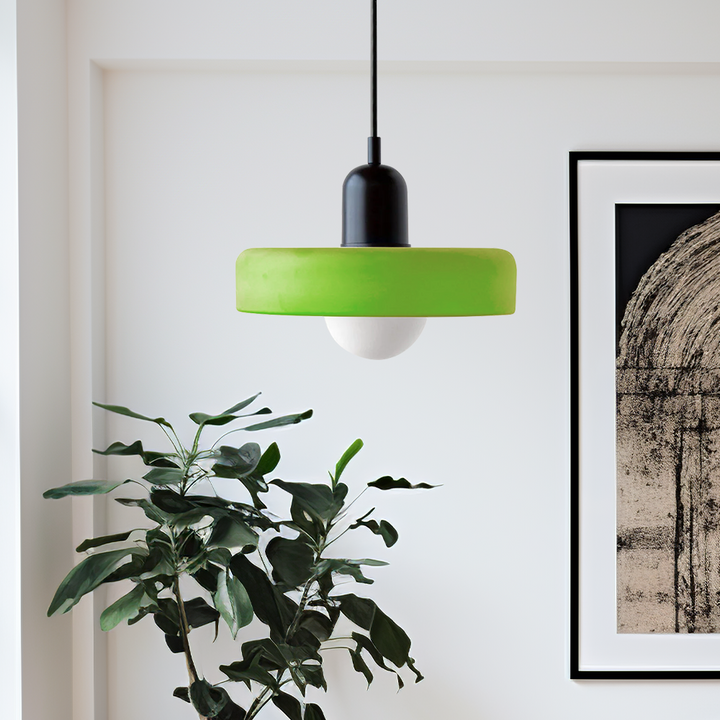 Farbenfrohe Glas-Pendelleuchte im Bauhausstil, handgefertigt, rund, mit lebhaften Farben Grün, Weiß, Gelb, Leuchtend Grün.