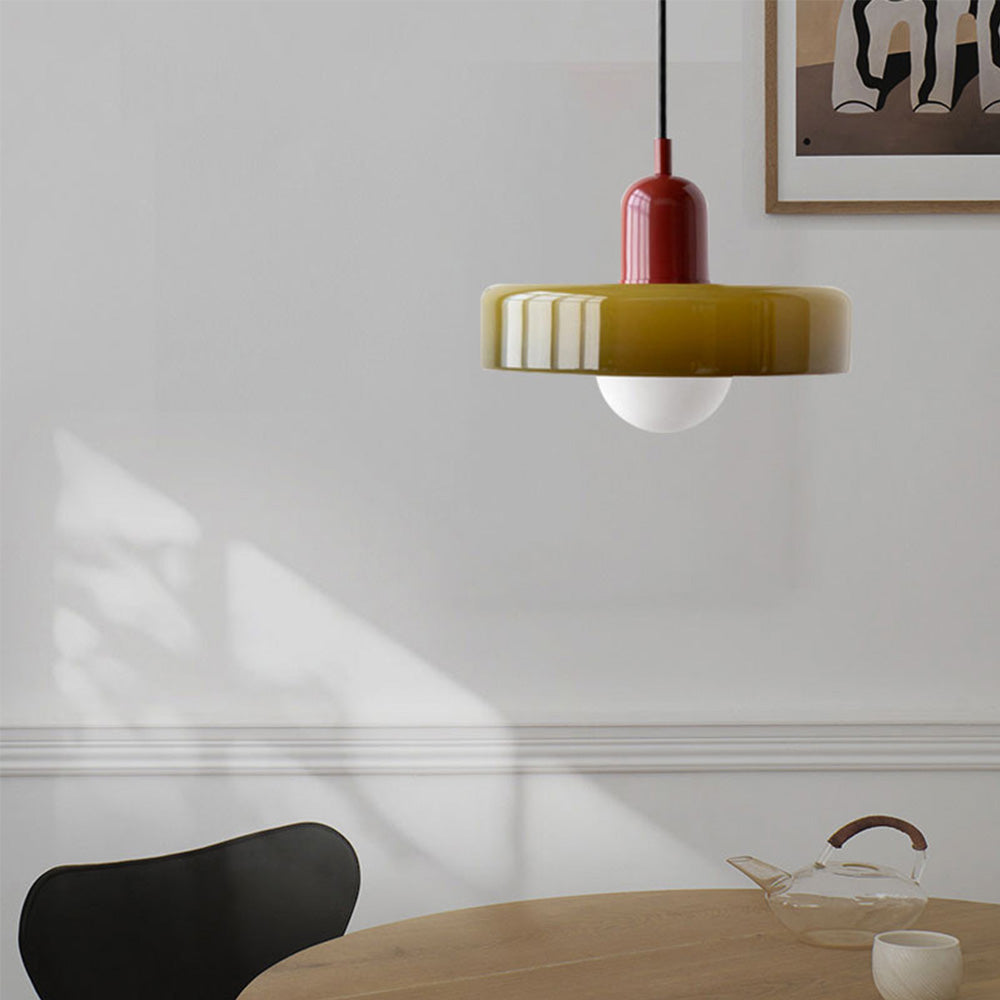 Farbenfrohe Glas-Pendelleuchte im Bauhausstil, handgefertigt, rund, mit lebhaften Farben Grün, Weiß, Gelb, Leuchtend Grün.