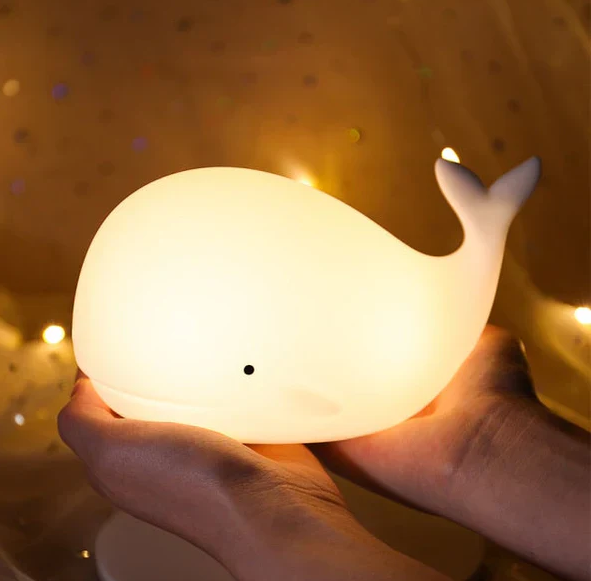 Farbwechsel-Wal-Nachtleuchte aus weichem Silikon, sanftes Licht ideal fürs Kinderzimmer, wiederaufladbar und kabellos.