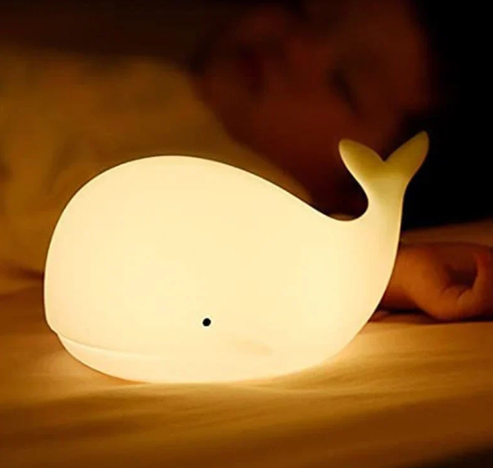 Farbwechsel-Wal-Nachtleuchte aus weichem Silikon, sanftes Licht ideal fürs Kinderzimmer, wiederaufladbar und kabellos.