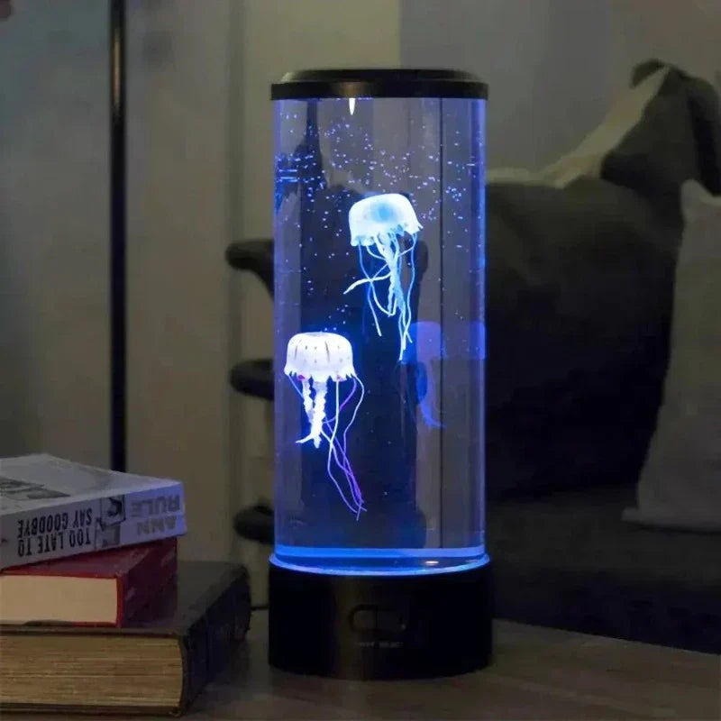 Farbwechselnde Quallenlampe bringt ozeanisches Flair, zeigt schwebende Quallen in buntem LED-Licht, ideale Tischlampe.