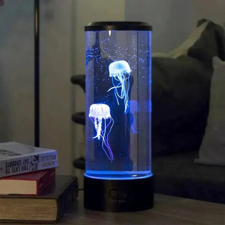 Farbwechselnde Quallenlampe bringt ozeanisches Flair, zeigt schwebende Quallen in buntem LED-Licht, ideale Tischlampe.