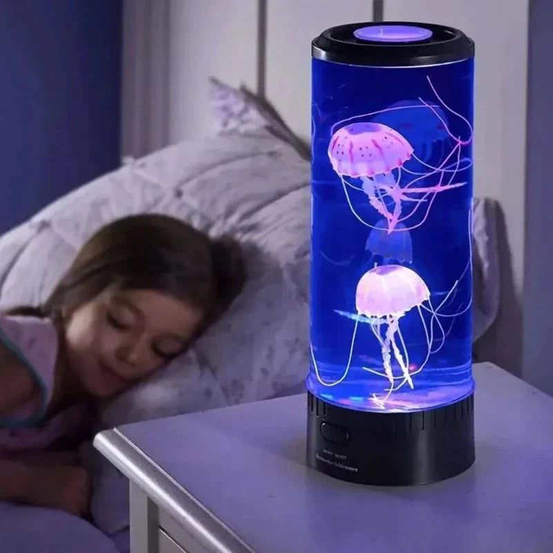 Farbwechselnde Quallenlampe bringt ozeanisches Flair, zeigt schwebende Quallen in buntem LED-Licht, ideale Tischlampe.