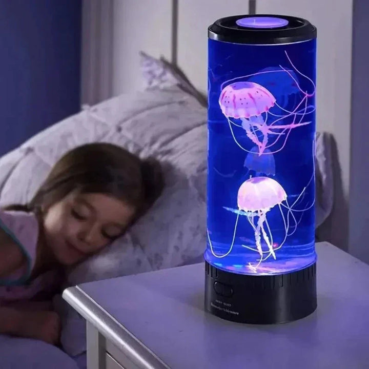 Farbwechselnde Quallenlampe bringt ozeanisches Flair, zeigt schwebende Quallen in buntem LED-Licht, ideale Tischlampe.