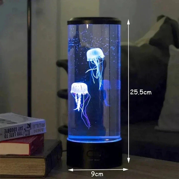 Farbwechselnde Quallenlampe bringt ozeanisches Flair, zeigt schwebende Quallen in buntem LED-Licht, ideale Tischlampe.