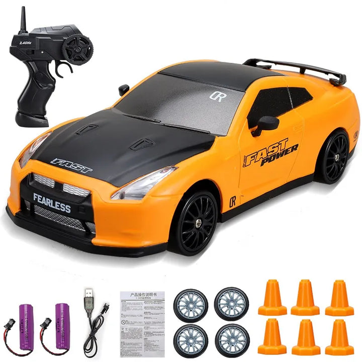 Ferngesteuertes Auto in Orange/Schwarz Vorderansicht, modernes Design für Abenteuer und präzises Driften.