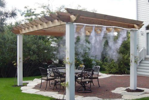 Flexibles Sprühbewässerungssystem, grüner Schlauch mit gleichmäßigen Sprühdüsen, ideal für Gartenfrische an Sommertagen.