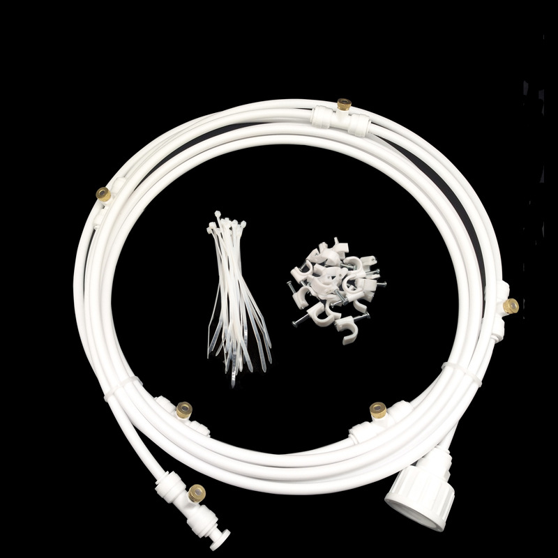 Flexibles Sprühbewässerungssystem, grüner Schlauch mit gleichmäßigen Sprühdüsen, ideal für Gartenfrische an Sommertagen.