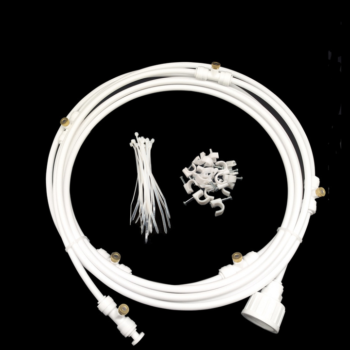 Flexibles Sprühbewässerungssystem, grüner Schlauch mit gleichmäßigen Sprühdüsen, ideal für Gartenfrische an Sommertagen.