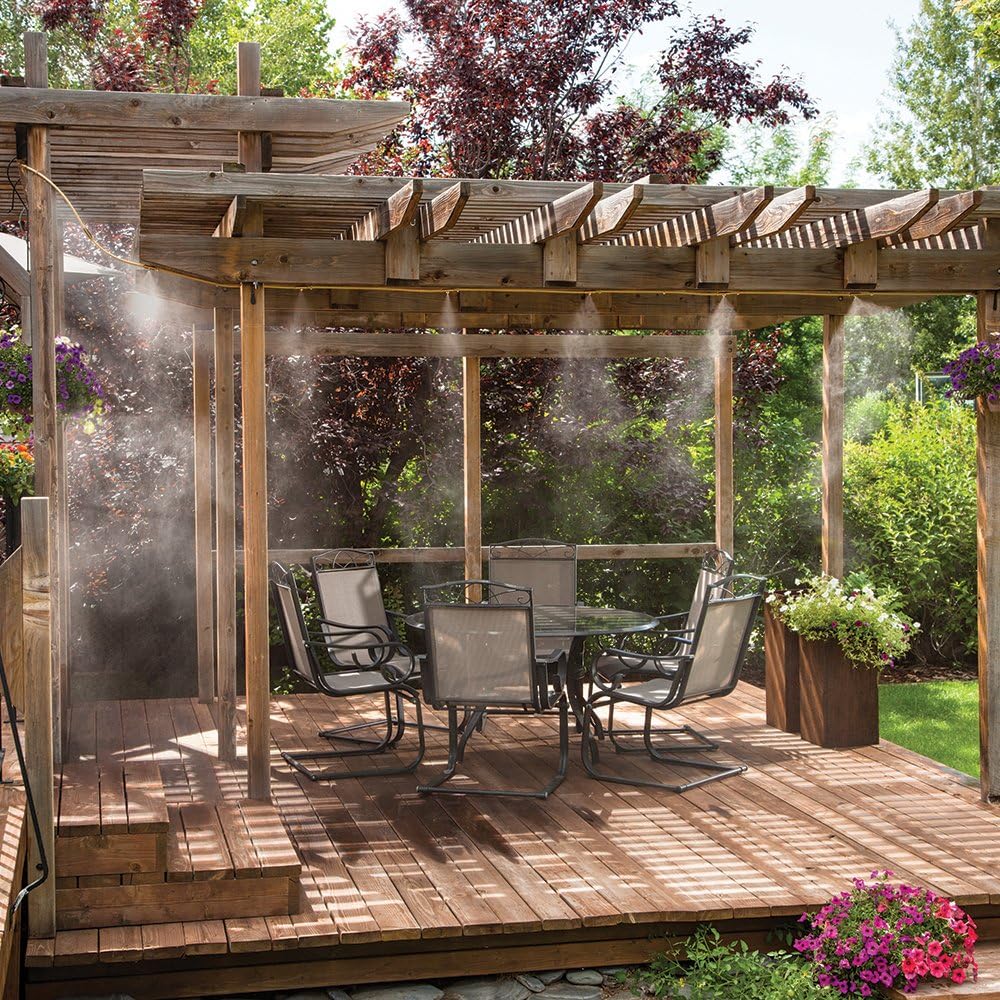Flexibles Sprühbewässerungssystem, grüner Schlauch mit gleichmäßigen Sprühdüsen, ideal für Gartenfrische an Sommertagen.