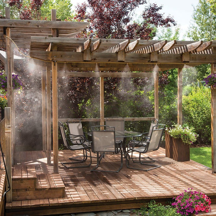 Flexibles Sprühbewässerungssystem, grüner Schlauch mit gleichmäßigen Sprühdüsen, ideal für Gartenfrische an Sommertagen.