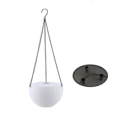 "Geflochtener Hängekorb mit natürlicher Optik, Kette zum Aufhängen, ideal für Balkon- und Gartendekor."