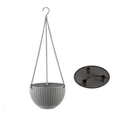 "Geflochtener Hängekorb mit natürlicher Optik, Kette zum Aufhängen, ideal für Balkon- und Gartendekor."