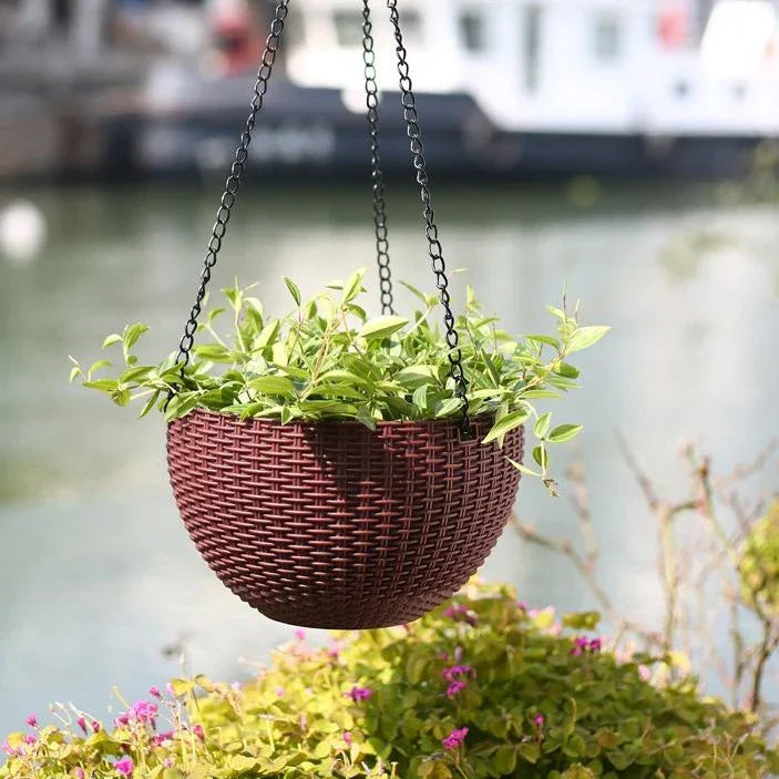 "Geflochtener Hängekorb mit natürlicher Optik, Kette zum Aufhängen, ideal für Balkon- und Gartendekor."