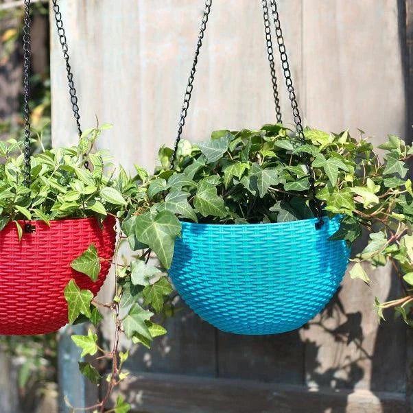 "Geflochtener Hängekorb mit natürlicher Optik, Kette zum Aufhängen, ideal für Balkon- und Gartendekor."