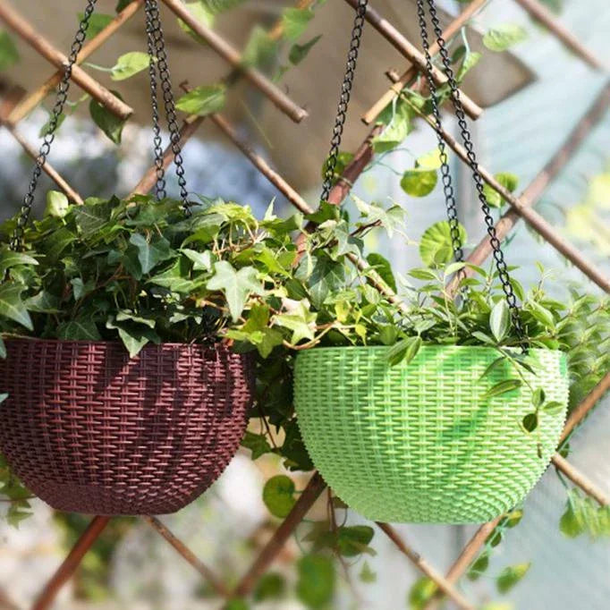 "Geflochtener Hängekorb mit natürlicher Optik, Kette zum Aufhängen, ideal für Balkon- und Gartendekor."