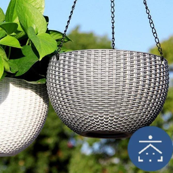 "Geflochtener Hängekorb mit natürlicher Optik, Kette zum Aufhängen, ideal für Balkon- und Gartendekor."