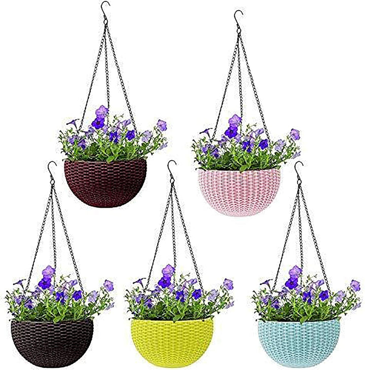 "Geflochtener Hängekorb mit natürlicher Optik, Kette zum Aufhängen, ideal für Balkon- und Gartendekor."