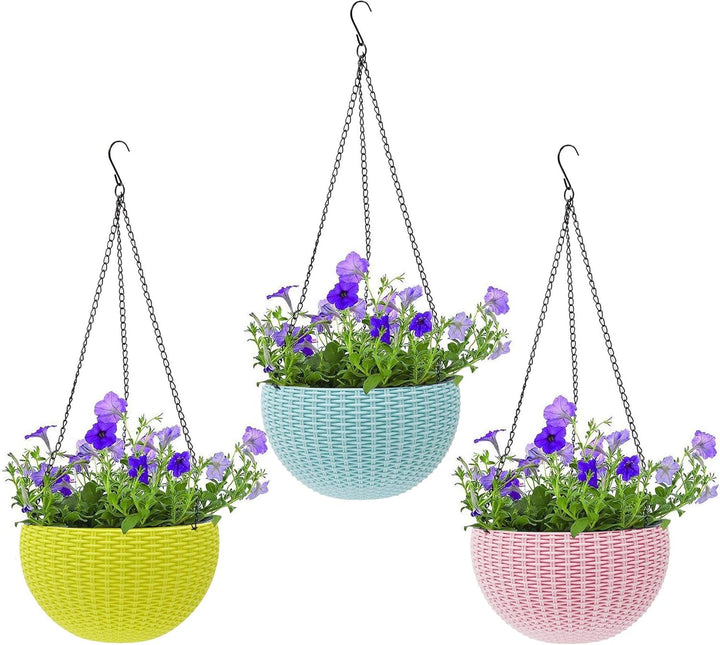 "Geflochtener Hängekorb mit natürlicher Optik, Kette zum Aufhängen, ideal für Balkon- und Gartendekor."